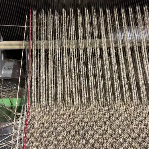 Telar artesanal tejiendo un tapete